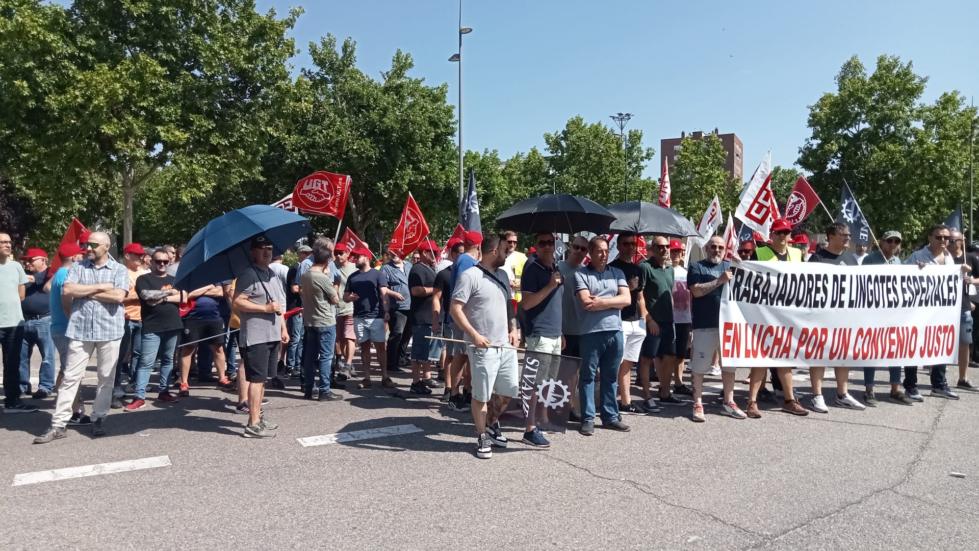 Los trabajadores de Lingotes Especiales se concentran para exigir un convenio justo