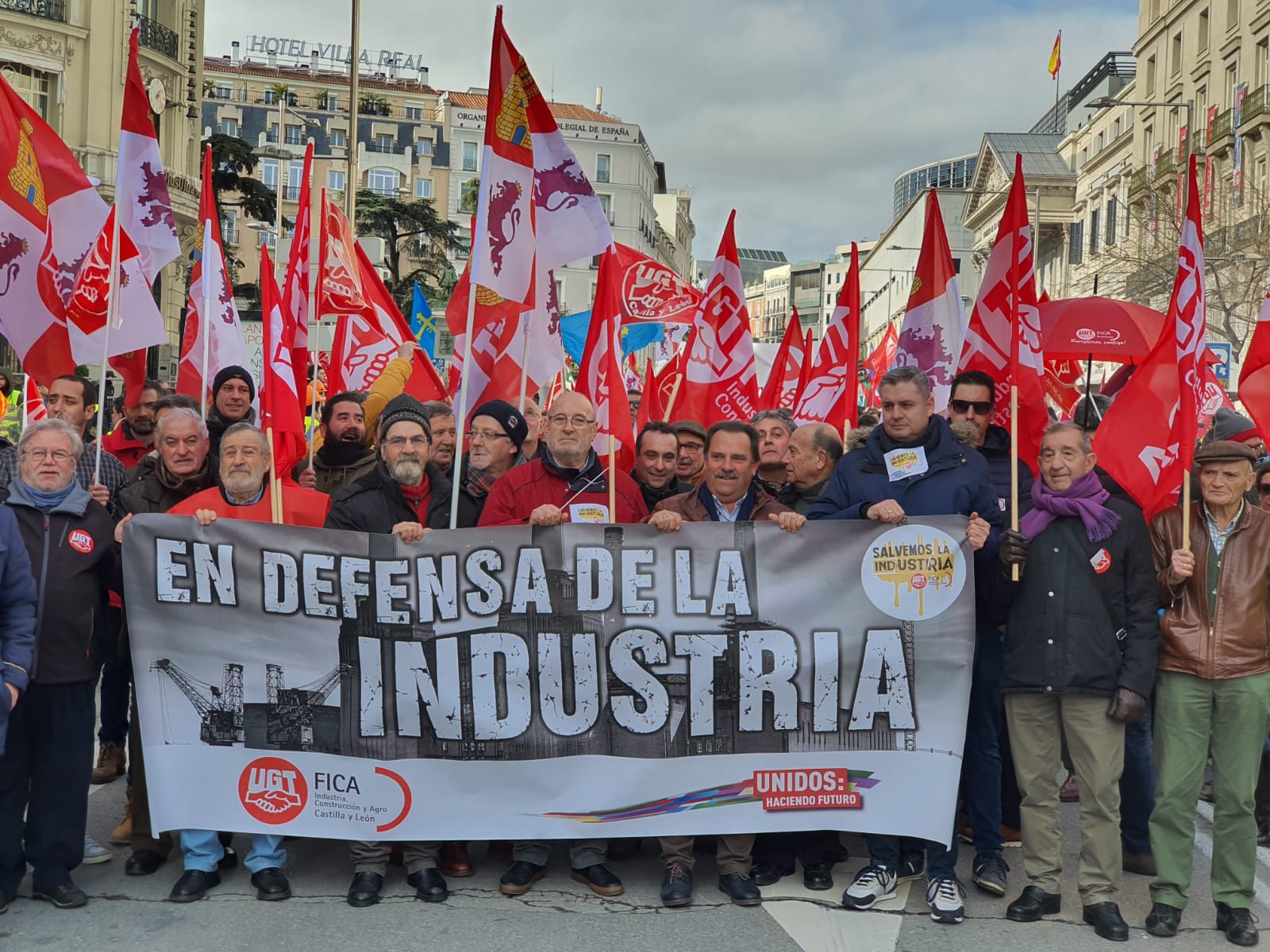 Más de dos mil trabajadores se concentran frente al Congreso de los Diputados para exigir el Estatuto de Consumidores Electrointensivos